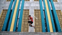 Seperti inilah keceriaan mereka. Seorang anak melompat dengan latar belakang ornamen cantik dari Jakarta Islamic Centre yang dulunya adalah bekas lokasi hitam Kramat Tunggak, di Jakarta Utara.