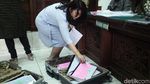 Penampakan Dua Koper Dokumen Bukti Status Tersangka Romahurmuziy
