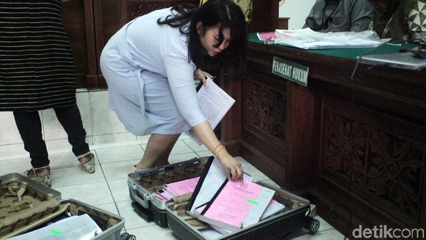 Penampakan Dua Koper Dokumen Bukti Status Tersangka Romahurmuziy