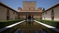Istana Al-Hambra dibangun secara bertahap selama lebih dari 100 tahun mulai dari abad ke-14 hingga ke-15. Bangunan yang terletak di kota Granada, Spanyol ini pertama dibangun oleh Sultan Muhammad bin Al-Ahmar I. Sean Gallup/Getty Images.