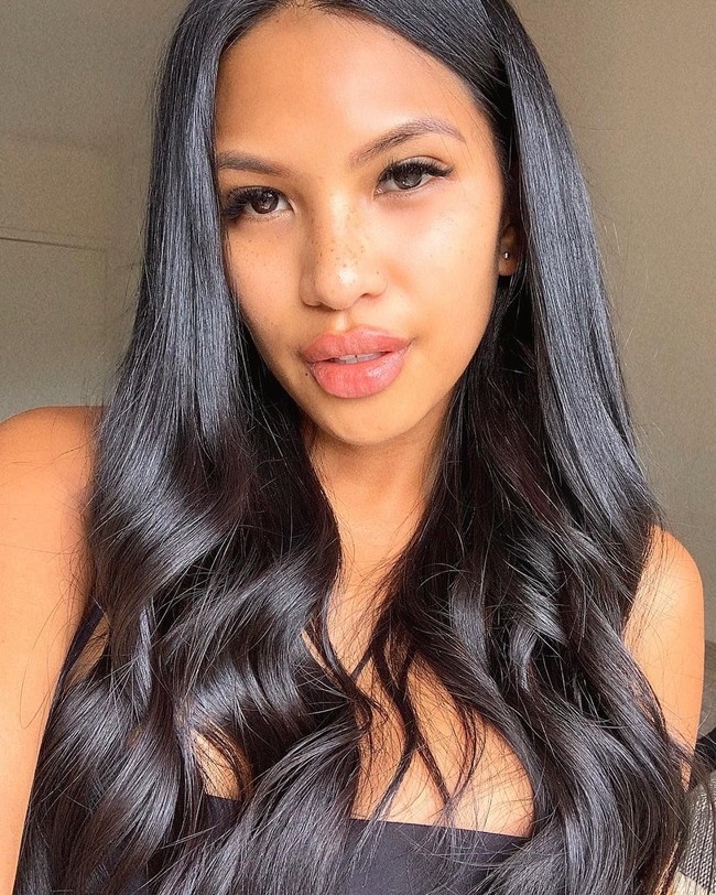 Blogger yang juga seorang fashion influencer Karylla Banez belum lama ini jadi kontroversi setelah berbagi unggahan makan malam di sebuah restoran dengan hanya mengenakan bralette. Foto: Instagram @karylle