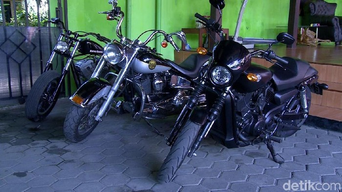 Tiga Harley Davidson, Honda 70, dan becak koleksi Gus Miftah