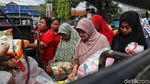 Senyum Cerah Warga Belanja Sembako di Pasar Murah Ramadhan