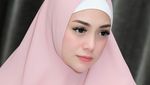 Gaya Hijab Istri Stefan William, Celine Evangelista yang Diisukan Mualaf