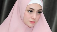 Dalam beberapa kesempatan, Celine Evangelista memang tampil berhijab. Seperti saat menghadiri sebuah acara ini. Foto: Instagram/Celine_Evangelista