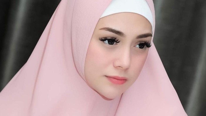 Celine Evangelista Cantik Pakai Hijab Syari
