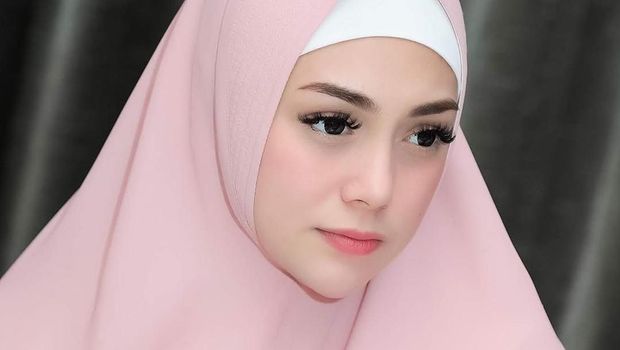 Celine Evangelista Cantik Pakai Hijab Syari