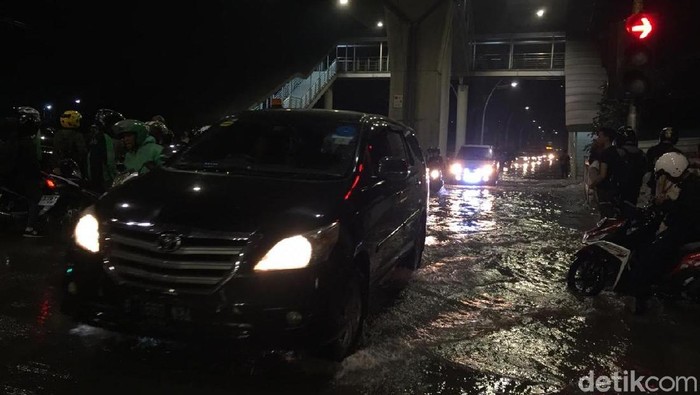 Jl Swadarma Raya Banjir, Kebayoran Lama Arah Ciledug Macet Parah