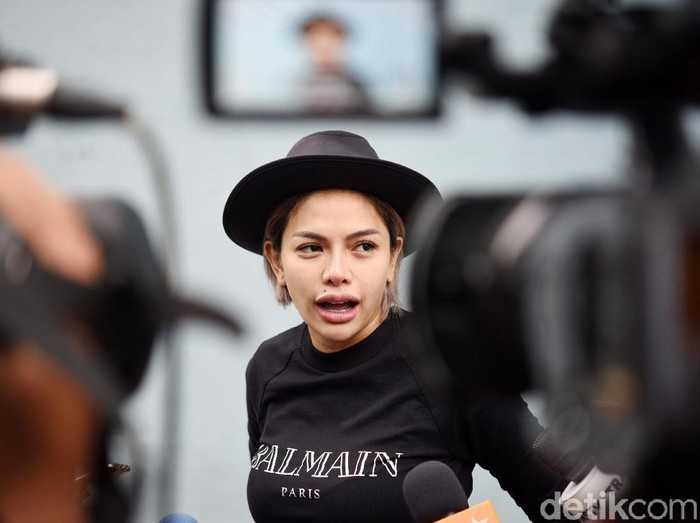 Gaya Bicaranya Dikritik, Nikita Mirzani Naik Pitam