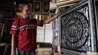 Menurut perajin saat Bulan Suci Ramadan, penjualan kaligrafi meningkat dua kali lipat dari hari biasanya.