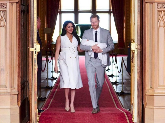 Meghan Markle dan Pangeran Harry saat sesi pemotretan perdana bersama anak mereka. (Foto: Instagram @sussexroyal) Meghan Markle dan Pangeran Harry saat sesi pemotretan perdana bersama anak mereka. (Foto: Instagram @sussexroyal)