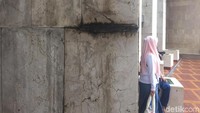 Kondisi marmer masjid secara keseluruhan sudah terlihat kusam, bahkan di beberapa bagian tampak lumut mendominasi. (Isfari Hikmat/detikcom)