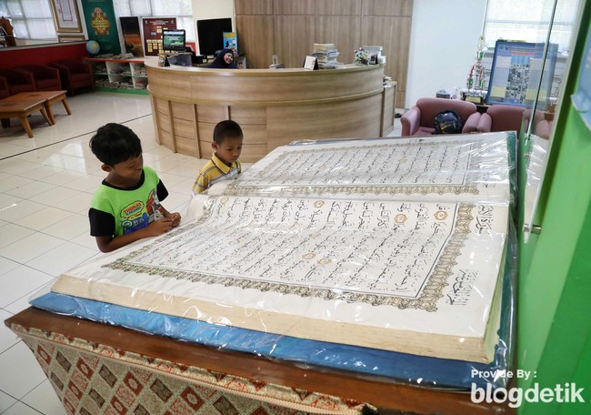 6 Tempat di Indonesia yang Punya Al Quran Raksasa