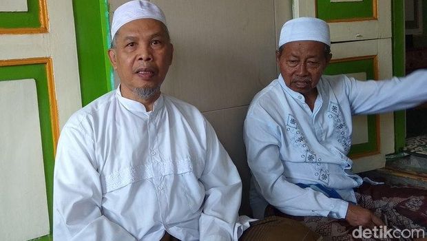 Pengasuh Pondok pesantren sepuh di Masjid Agung Payaman, Secang, Kabupaten Magelang.