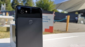Ciri khas Pixel bisa kita lihat di bagian punggung ponsel yang didukung fitur fingerprint. Foto: Agus Tri Haryanto/detikINET