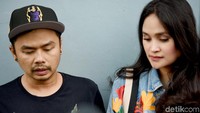 Wendy Cagur bersama sang istri, Ayu Natasha saat ditemui di studio Trans TV, Kapten Tendean, Jakarta Selatan pada Rabu (8/5). Pool/Noel/detikFoto.