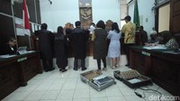 Selain hakim, pihak kuasa hukum dari Rommy juga menyaksikan pengajuan dokumen bukti-bukti itu.