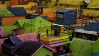 Ada pula warga yang menunggu waktu berbuka puasa dengan mengunjungi tempat-tempat spot foto unik menarik. Salah satunya Kampung Warna-warni, Jodipan, Malang, Jawa Timur, yang jadi salah satu spot foto Instagramable populer di Malang. Antara Foto/Ari Bowo Sucipto.