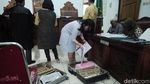 Penampakan Dua Koper Dokumen Bukti Status Tersangka Romahurmuziy