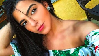Meski kerap berpose, Larissa pernah mengaku agak malu di depan kamera. Foto: istimewa