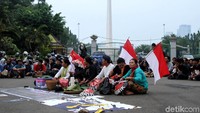 Massa aksi Kamisan membawa serta poster dan spanduk dalam aksi tersebut.