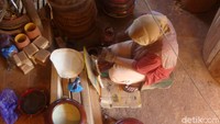 Untuk membuat bedug, yang harus dipersiapkan adalah kayu pakar dan kulit sapi. Kayu pakar dipilih karena paling keras dan paling berat, kayu untuk membuat beduk memang harus khusus, agar suara gema yang ditimbulkan terdengar lebih nyaman atau empuk di telinga.