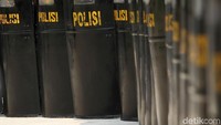 Polisi bertameng juga disiagakan di Lapangan Banteng.