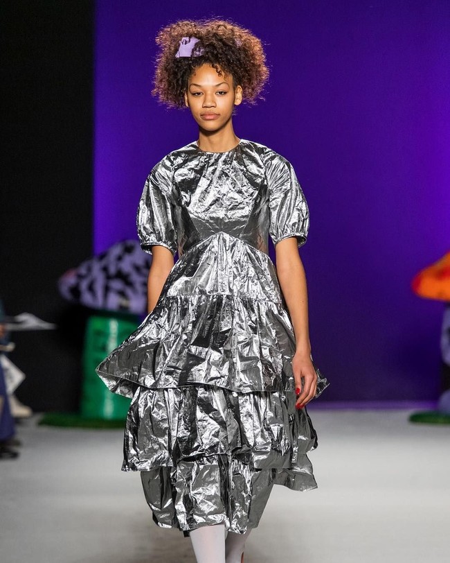 Symone semakin populer berkat gigi ompongnya. Wajahnya banyak mengisi laman majalah mode Inggris, bahkan menjadi model di catwalk London Fashion Week. Foto: Instagram @symone_lu