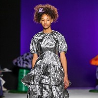 Symone semakin populer berkat gigi ompongnya. Wajahnya banyak mengisi laman majalah mode Inggris, bahkan menjadi model di catwalk London Fashion Week. Foto: Instagram @symone_lu