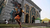 Keceriaan tetap terpancar di wajahnya meski tengah menjalankan ibadah berpuasa.