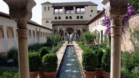 Di Granada, tak hanya Istana Al-Hambra yang termahsyur dengan keindahannya. Ada pula Jannat Al-Arif, sebuah istana megah yang dibangun Raja Nasrid Emir, sang penguasa Granada di masa lalu. Istana ini dibangun sebagai tempat beristirahat dan rekreasi anggota kerajaan selama musim panas tiba. Dok. Wikipedia/Peter Lorber.
