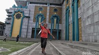 Lokasi ini memang menjadi salah satu tempat favorit warga untuk berkumpul selama bulan Ramadhan, terlebih saat menjelang berbuka.