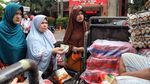 Senyum Cerah Warga Belanja Sembako di Pasar Murah Ramadhan