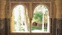 Nama Al-Hambra berasal dari kata Arab hamra, bentuk jamak dari ahmar yang berarti merah. Nama itu disematkan ke bangunan ini karena tanah di tempat bangunan itu berwarna merah. Ada pula pendapat yang menyebut nama Al-Hambra diambil dari Al-Ahmar, sang pendiri istana tersebut. Sean Gallup/Getty Images.