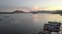Saat sore menjelang, kapal-kapal nelayan Pulau Komodo mulai bersandar di dermaga untuk warga lokal (Muhammad Zaky Fauzi Azhar/detikcom)