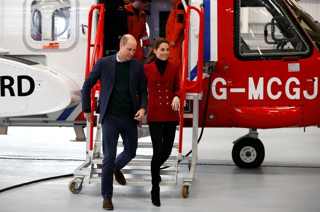 Pada kesempatan tersebut, Kate menebar pesona dengan blazer merah berkancing ganda (double-breast) yang membungkus baju hitam turtle-neck. Sebagai bawahan, skinny jeans hitam menjadi pilihan sehingga mempertegas kaki jenjang sang Duchess of Cambridge ini. Foto: Getty Images