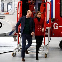 Pada kesempatan tersebut, Kate menebar pesona dengan blazer merah berkancing ganda (double-breast) yang membungkus baju hitam turtle-neck. Sebagai bawahan, skinny jeans hitam menjadi pilihan sehingga mempertegas kaki jenjang sang Duchess of Cambridge ini. Foto: Getty Images