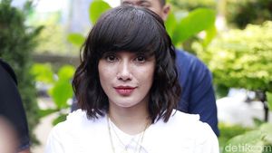 Dear Tukang Bully, Lihat Tatapan Ussy Sulistiawaty Ini!