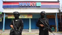 Mobil Gegana sudah disiagakan di dekat toko. Sejumlah personel Tim Densus 88 Antiteror berbaris persis di depan Wanky Cell. Sementara itu, polisi tidak menutup Jalan KH Muchtar Tabrani. Arus lalu lintas di lokasi tampak padat. 