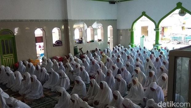 Pondok pesantren sepuh di Masjid Agung Payaman, Secang, Kabupaten Magelang.