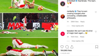 Pemain Ajax begitu sedih sampai bergelimpangan. Foto: istimewa