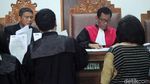 Penampakan Dua Koper Dokumen Bukti Status Tersangka Romahurmuziy