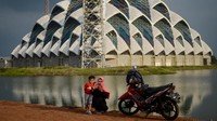 Seorang ibu dan anaknya menunggu waktu berbuka puasa dengan berjalan-jalan ke masjid baru dengan arsitektur yang unik di Bandung. Mereka bermain sambil selfie untuk menghabiskan waktu jelang berbuka. Antara Foto/Raisan Alfarisi.