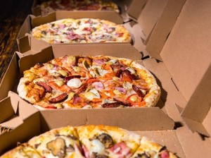 Mulia! Wanita Kristiani Ini Belikan Pizza untuk Ojol Buka Puasa