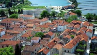 Dari atas tembok besar ini, traveler bisa melihat pemandangan cantik Kota Ston yang sudah ada sejak abad ke-14.  (iStock)