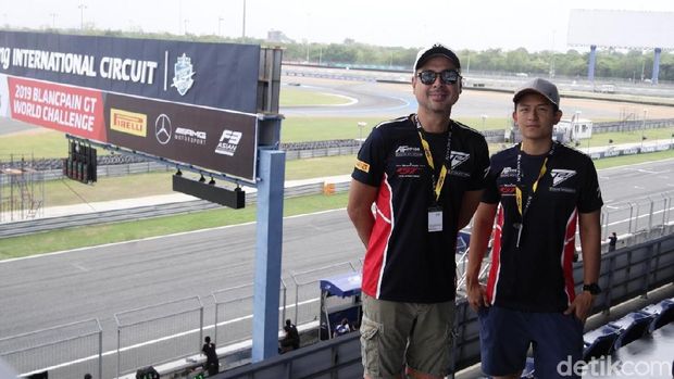 Pebalap Rio Haryanto dan David Tjiptobiantoro sudah tiba di Buriram