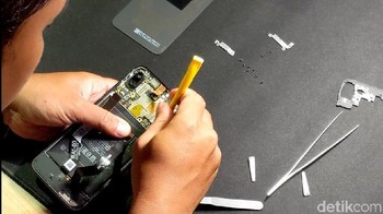 Saatnya melepas bagian motherboard ponsel ini. Foto: Adi Fida Rahman/detikINET