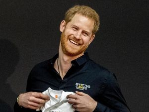 Baru Punya Anak, Pangeran Harry Bangga Pakai Baju I Am Daddy