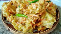 Eits gorengan yang satu ini tak boleh ketinggalan. Bakwan sayuran yang digoreng hangat dengan tekstur renyah enak dimakan dengan cabai rawit pedas. Foto: Instagram@susan_mellyani