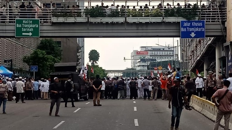 Hasil gambar untuk thamrin demo